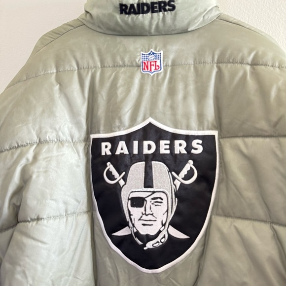Vintage Reebok NFL Oakland Raiders Puffer Men’s Jacket  Size XL Sleeve Pockets - Picture 8 of 12